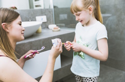 Первые навыки – учим ребенка чистить зубы