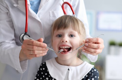 Нужно ли пломбировать молочные зубы и лечить десна детям