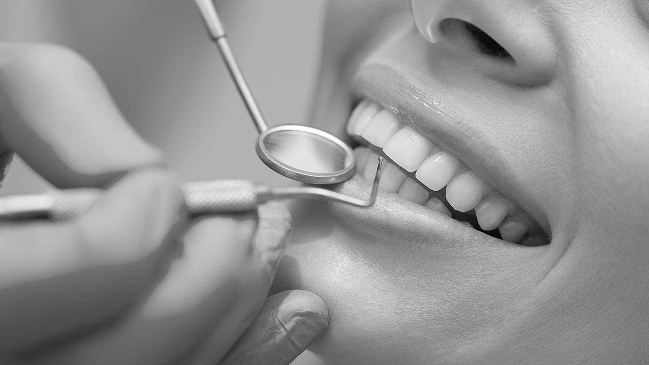 Современные методы лечения кариеса передних зубов в Москве